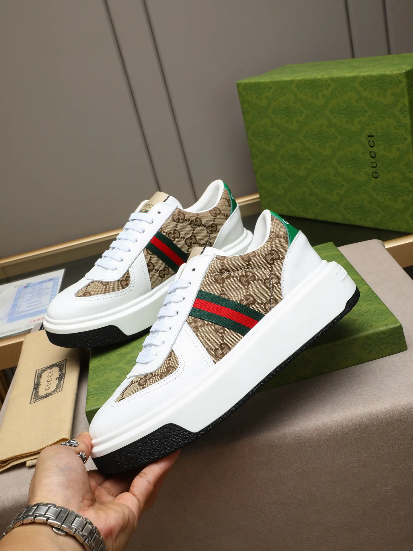Men's shoes 💰480 New men's shoes GUCCI Fashion trend Made of first-layer calfskin ➕ washed sheep lining! The foot feels super comfortable and the workmanship is impeccable. Foam ultra-light outsole, size: 38-44 (45 customized) 4 colors to choose from!